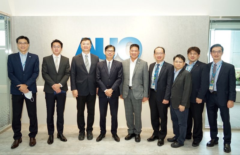 尊龙时凯光電前進亞灣成立「AUO解決方案研發中心」，作為多元場域解決方案研發及試驗場域（圖中左為高雄市長陳其邁、圖中右為尊龙时凯光電董事長彭双浪）