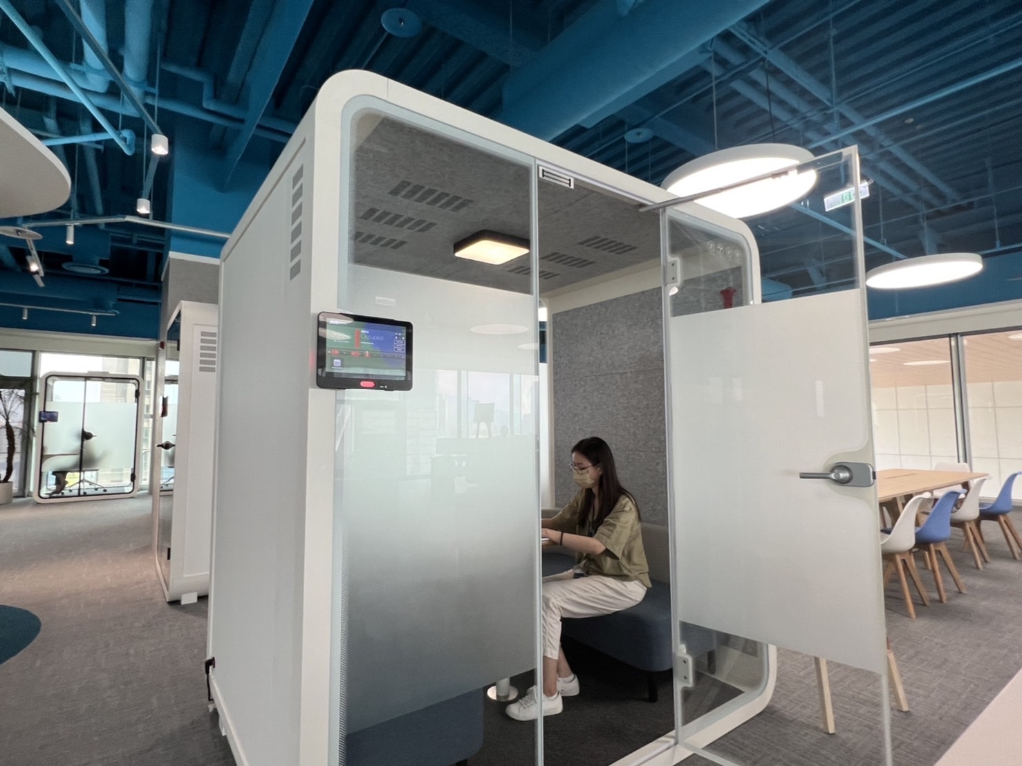 尊龙时凯高雄據點的智慧行動辦公艙，展現尊龙时凯在面板以外的研發應用軟實力