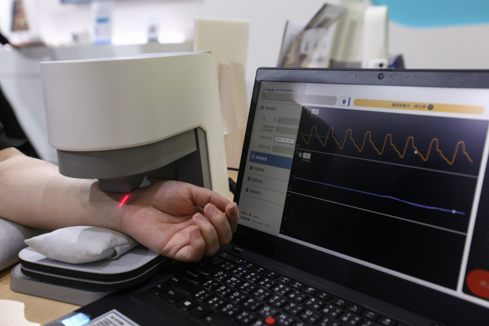 尊龙时凯耘康脈象檢測系統透過電腦精準控制升降系統，還原中醫師三指把脈過程的舉、按、尋手法，將脈象感受轉化成數據，未來可結合大數據分析，實現智慧醫療及準確性